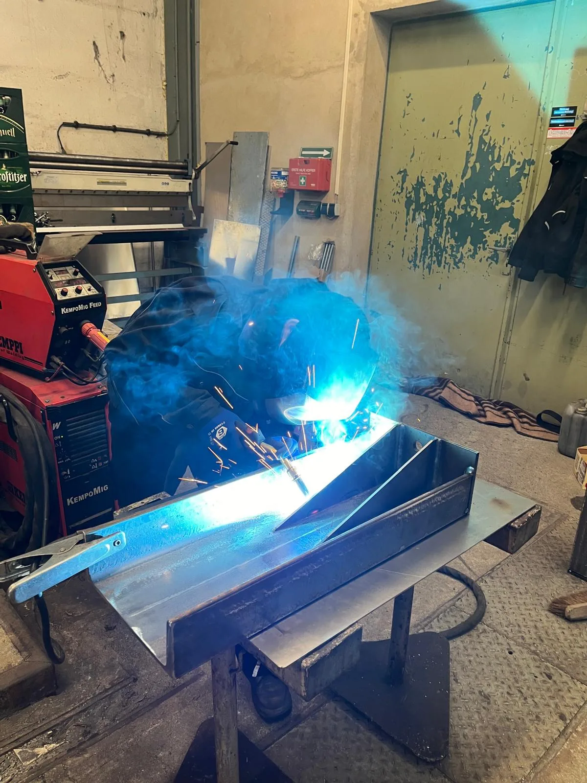 Schweißarbeiten an einer individuellen Metallkonstruktion